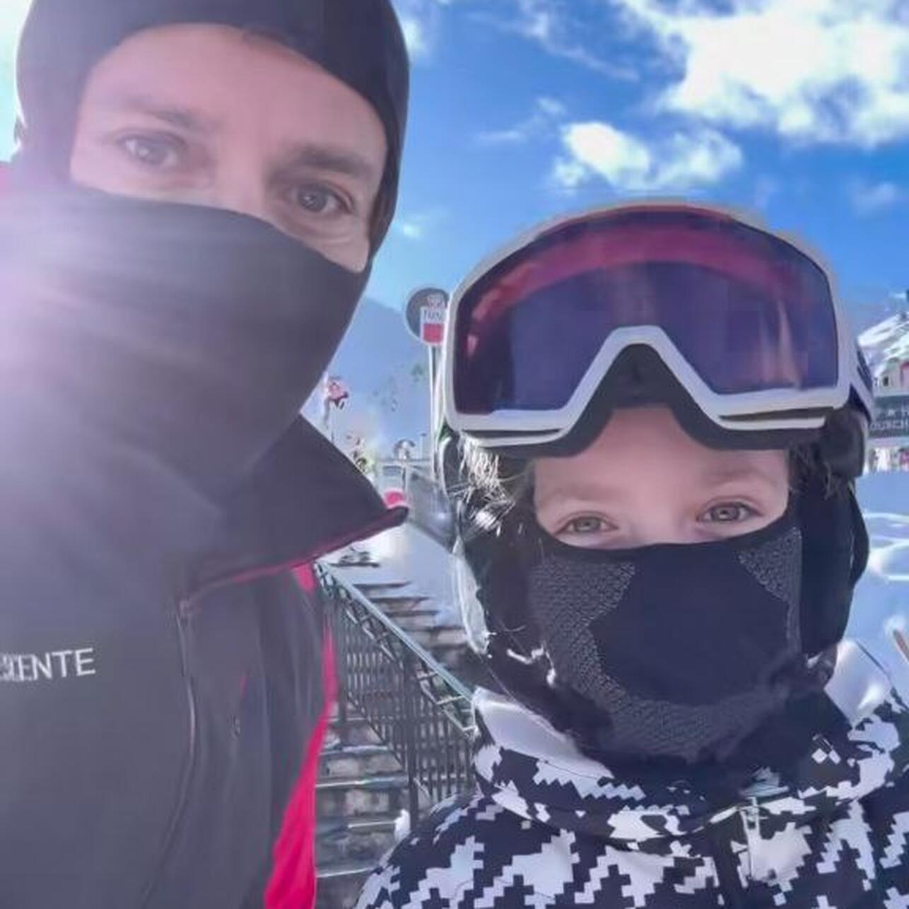 Видно только глаза: 12-летняя дочка Пугачевой прячет лицо на новых кадрах в Сети Видно только глаза: 12-летняя дочка Пугачевой прячет лицо на новых кадрах в Сети