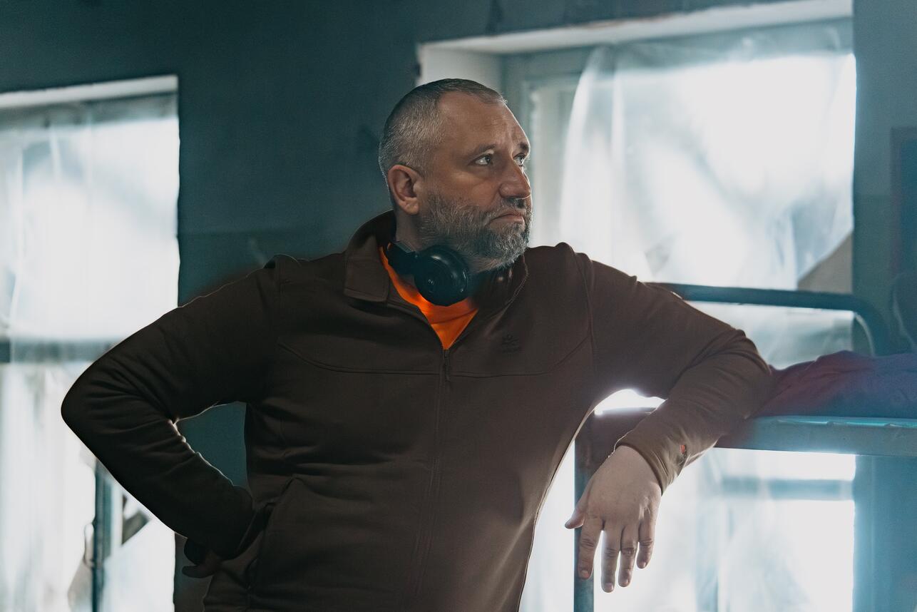 Юрий Быков на съемках фильма «Вершина» фото