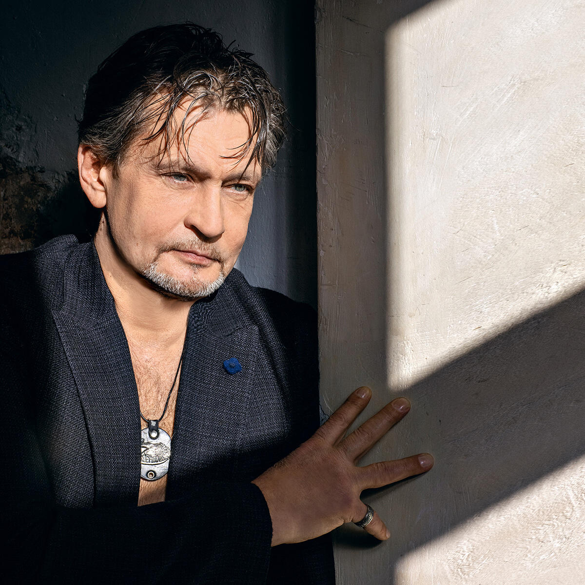 Videoda erkak ayolni oyogini yalaydi. Shaffof kauchuk qogirchoqli erkak pornosi