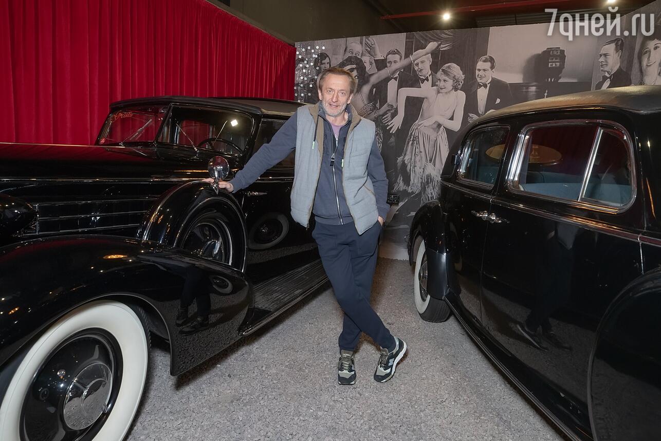 Александр Яцко - тоже фанат ретро-автомобилей, он с интересом осматривал экспонаты музея.