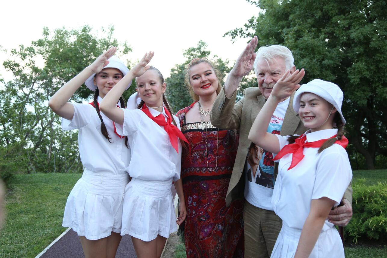 Юрий Назаров и Полина Нечитайло с артековцами