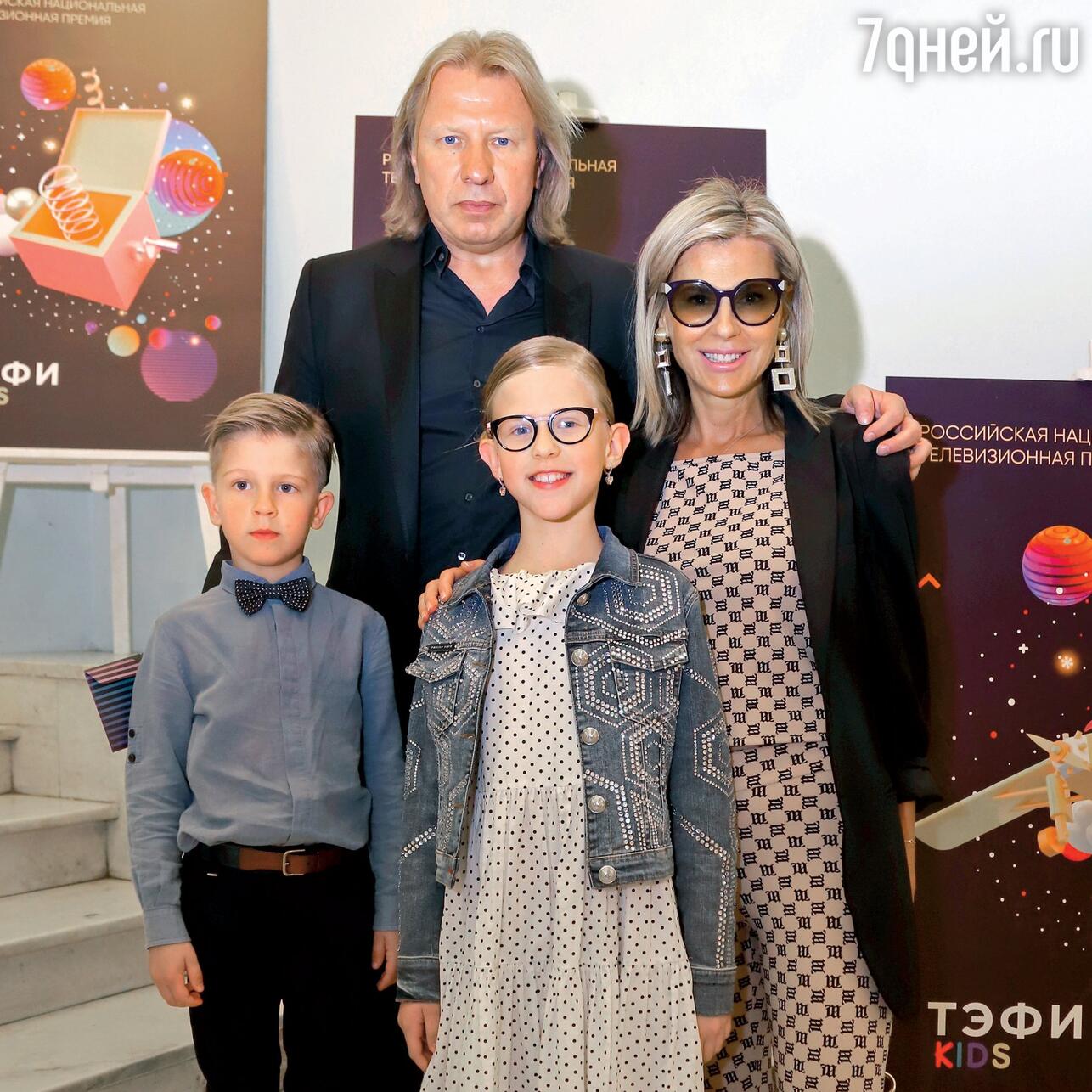 Виктор Дробыш с женой Татьяной, сыном Даниилом и дочкой Лидией