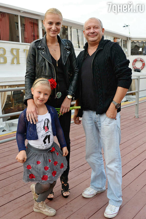Ксения Бик и Дмитрий Марьянов с дочкой