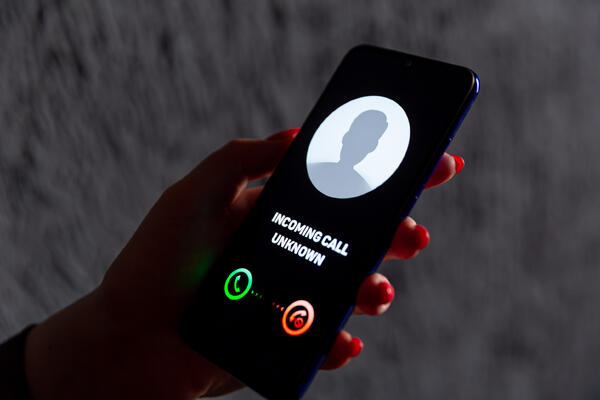 Мошенники обманывают по-новому: 8 фраз, на которые нельзя отвечать по телефону и в сообщении