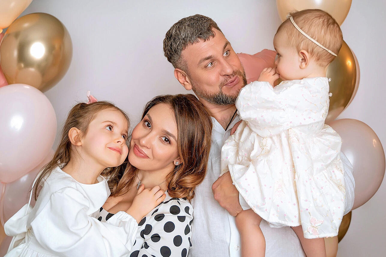 Ольга Дибцева с мужем и дочками