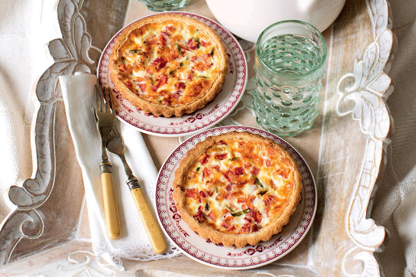 Рецепты от Юлии Высоцкой: пирог с ветчиной и помидорами, груши, запеченные с медом и творогом, и чай с розмарином