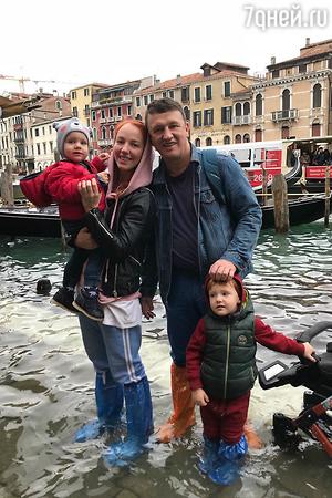 Галина Боб с мужем и детьми