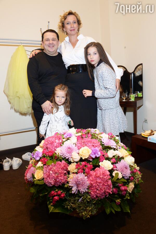 Игорь Саруханов с Татьяной Костычевой и дочерьми - фото
