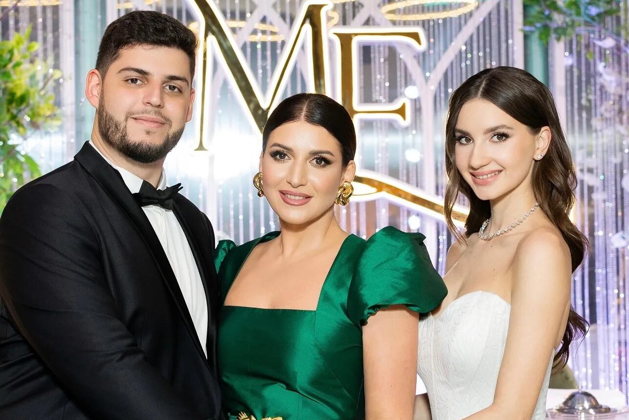 Певица Жасмин с сыном и невесткой