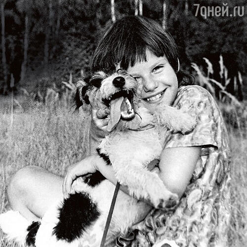 «Жесткошерстную фокстерьершу назвали Бимой. Тогда как раз вышел роман «Белый Бим Черное ухо», и я вся изрыдалась, когда мне его прочли». Александре Захаровой 8 лет