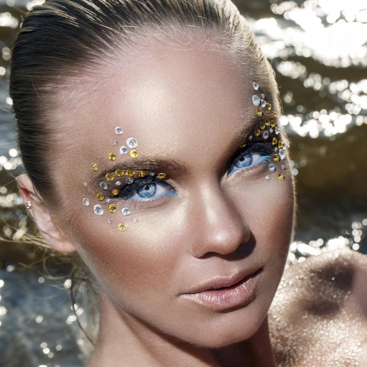 Спарклинг: как повторить трендовый макияж с блестками самостоятельно