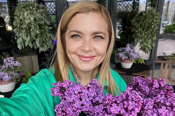 «Белое не полнит!» Пегова похвасталась стройными ногами в облегающих брюках