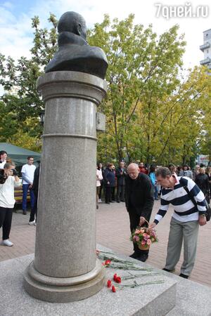 Возложение цветов к памятнику Валерию Приемыхову