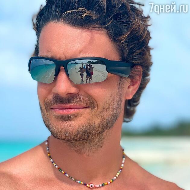 Максим Матвеев и Елизавета Боряская с их детьми - фото