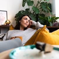 Как поднять настроение, когда очень грустно: 7 способов мягкой заботы о себе в трудный день