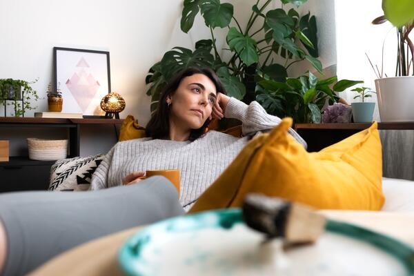 Как поднять настроение, когда очень грустно: 7 способов мягкой заботы о себе в трудный день