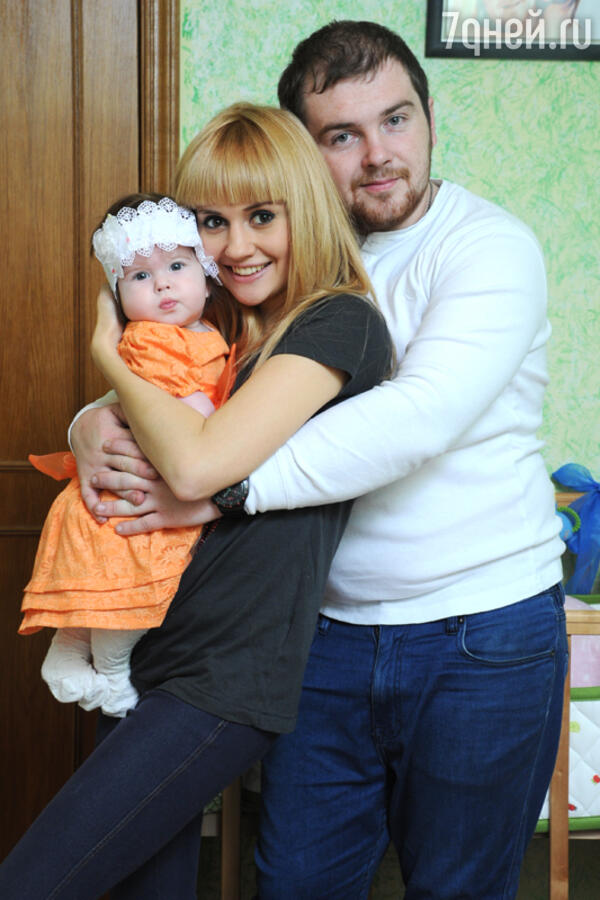Павел Сердюк и Анна Руднева с дочкой