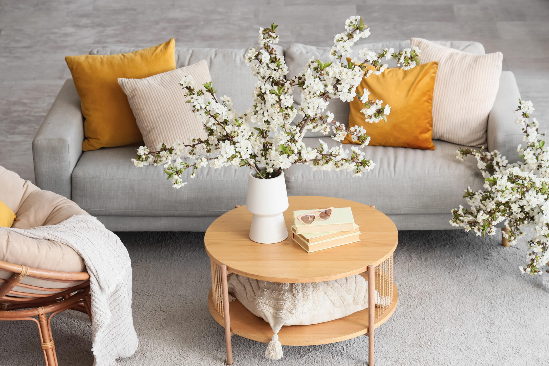 как освежить интерьер к весне, обновление интерьера без ремонта, весенний интерьер, декор к весне, как изменить интерьер, весенние акценты в доме, текстиль в интерьере, цветы в вазах, ароматы для дома, интерьерная парфюмерия