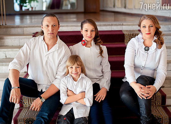 Как выглядят жёны и дочь красавца актёра Сергея Астахова