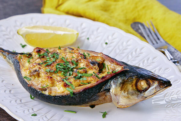 Скумбрия, запеченная с луком и грибами