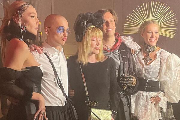 Галкин в доспехах, Пугачева в перьях и Собчак с нимбом: вечеринка Ивлеевой стала событием года