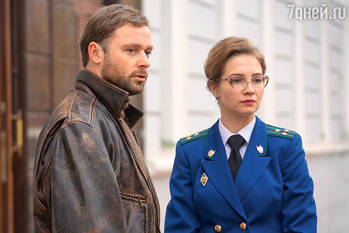 «В начале сериала моей героине 16 лет, а в конце — уже 45. Чтобы изменить фигуру, мне делали специальные «толщинки» — накладки на грудь, бедра, попу» С Ильей Носковым в сериале «Наше счастливое завтра»