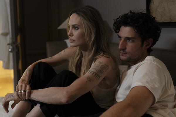 В российский прокат выйдет новый фильм с Анджелиной Джоли «Кутюр»: трейлер и кадры