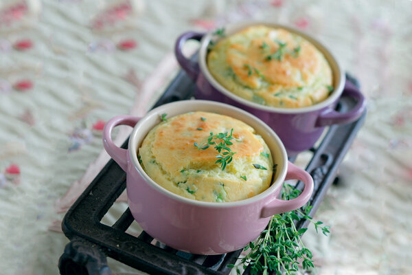 Рецепты от Юлии Высоцкой: Сливочное суфле с чабрецом, салат с семгой и апельсином, шоколадное пирожное