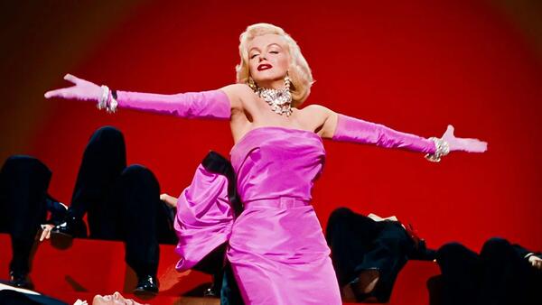 До нарядов Барби были они: самые красивые розовые платья в истории кино