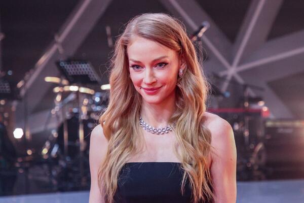 Ходченкова вышла на красную дорожку в порванном наряде и не растерялась