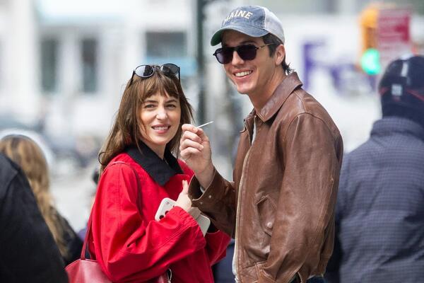 Совсем забыла Криса Мартина: роман Дакоты Джонсон с новым бойфрендом оказался серьезным