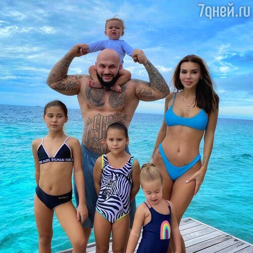 Джиган с Оксаной Самойловой и детьми