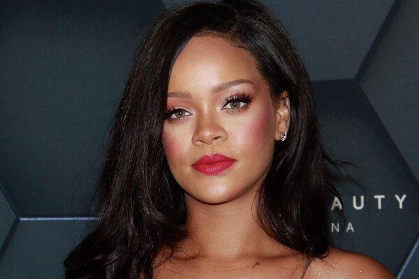 Рианна продает дом в Голливуде за 7,4 миллиона долларов 