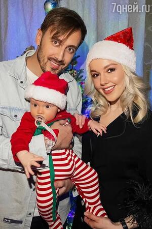 Юлианна Караулова и Андрей Черный с сыном - фото