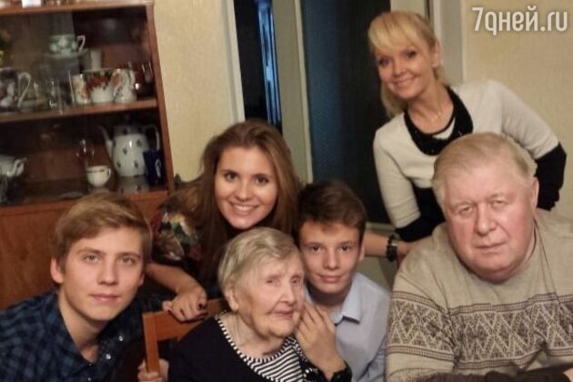 Певица Валерия с родными - фото