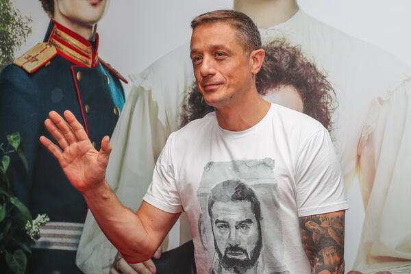 Познакомились на небесах: Алексей Макаров вышел в свет с красавицей-женой