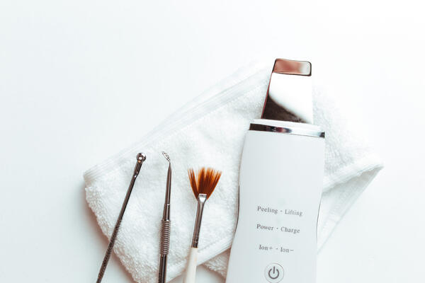 Весеннее обновление кожи: какие пилинги выбирают косметологи и почему