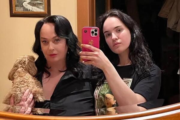 Стала бабушкой: Гузееву засняли с дочерью и новорожденным ребенком в аэропорту