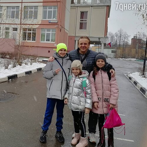 Роман Жуков с детьми