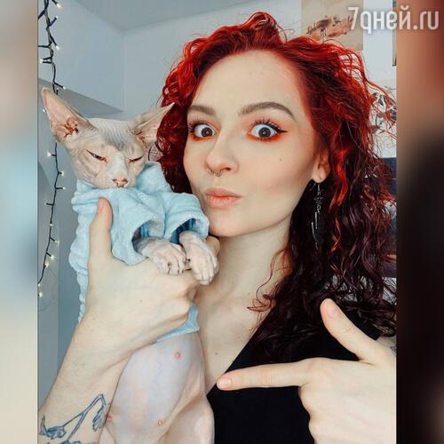 Мария Кончаловская с кошкой