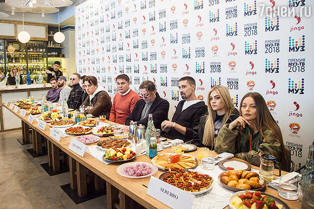 Звездные участники пресс-завтрака. Справа от Максима Галкина - Арман Давлетяров Звездные участники пресс-завтрака. Справа от Максима Галкина - Арман Давлетяров
