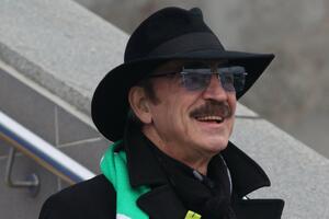 Без шляпы и очков: счастливый Боярский отметил 76-летие с семьей