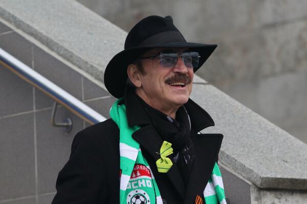 Без шляпы и очков: счастливый Боярский отметил 76-летие с семьей