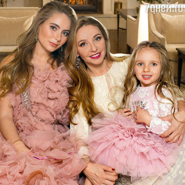 Татьяна Навка с дочерьми