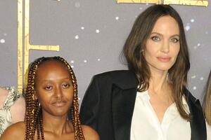 Анджелина Джоли в слезах прощается с дочкой  