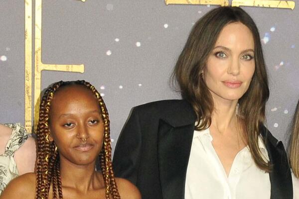 Анджелина Джоли в слезах прощается с дочкой  