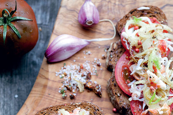 Рецепты от Юлии Высоцкой: праздничный бутерброд с крабами, окунь с баклажанным пюре и лимонник с творогом и миндалем