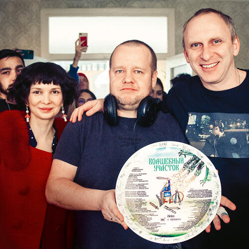 Актриса Мария Смольникова, режиссер Степан Гордеев и сопродюсер Гавриил Гордеев в первый день съемок (тарелку с названием проекта в начале работы над фильмом по традиции надо разбить — на удачу)
