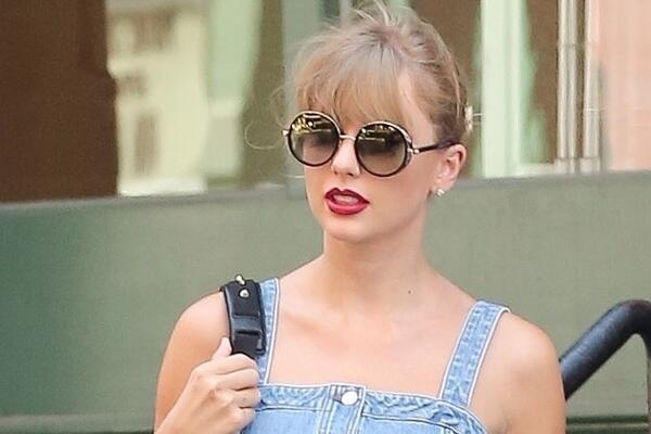 Образ дня: Тейлор Свифт в шортах и топе из денима