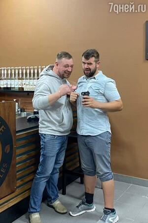 Михаил Казаков с лечащим врачом - фото